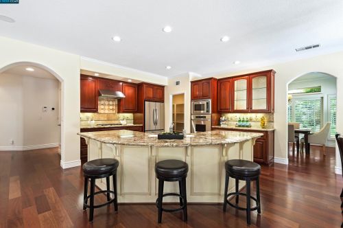 211 Kaitlyn Ln, Danville, CA 94506-4717
