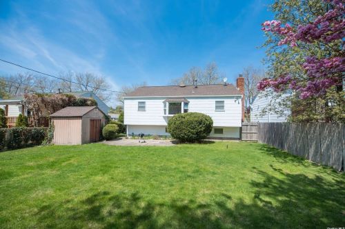 6 Celia Ln, Northport NY  11768-3049 exterior