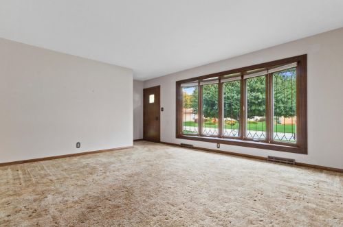 5830 Lakeview Dr, Greendale, WI 53129-1937