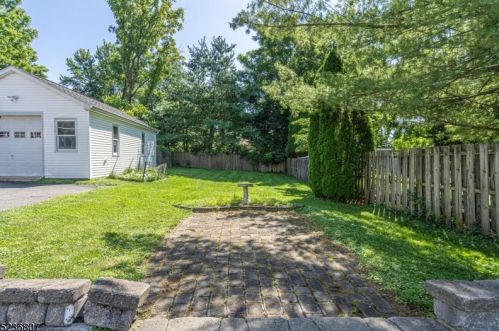 8 Center St, Annandale, NJ 08801-3080