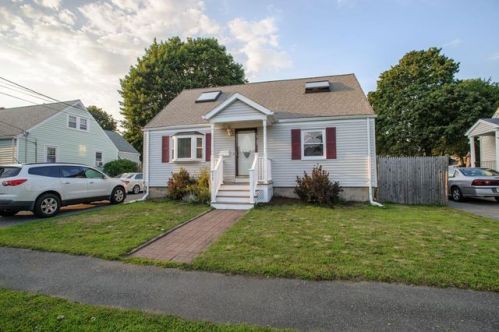 21 Macarthur Cir, Peabody, MA 01960-6418