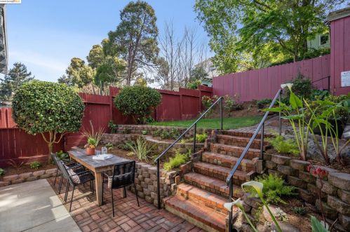 1510 Holman Rd, Oakland CA  94610-1833 exterior