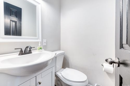 17 Harbor Oaks Dr, San Remo NY  11754-1012 exterior