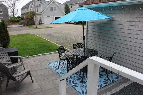 40 Crest St, Middletown RI  02842-6017 exterior