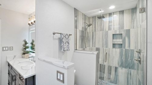 5904 Bayview Cir, Saint Petersburg FL  33707-3930 exterior