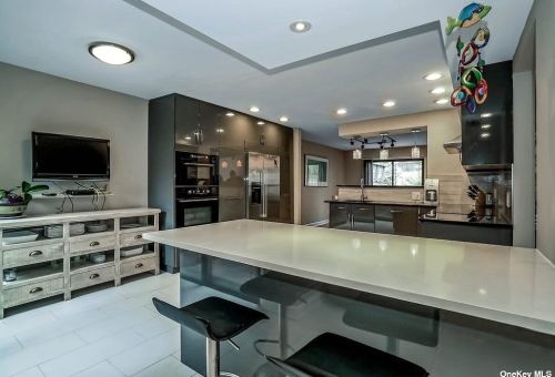 8 Wimbledon Ct, Muttontown NY  11753-2821 exterior