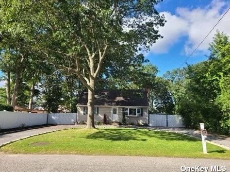 1406 Saxon Ave, Bayshore, NY 11706-4753
