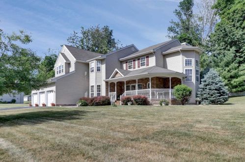 34 Firethorn Dr, New Hamburg, NY 12590-7510