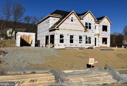 8 Greenbriar Ln, West Enola, PA 17025-3300