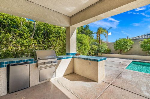 2 King Edward Ct, Rancho Mirage CA  92270-1621 exterior