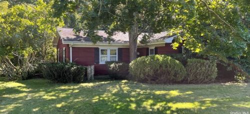 36 Tuttle Ave, Eastport, NY 11941-1307