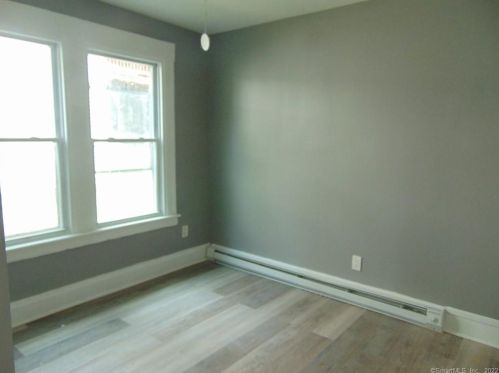 390 Willow St, Waterbury, CT 06710-1518