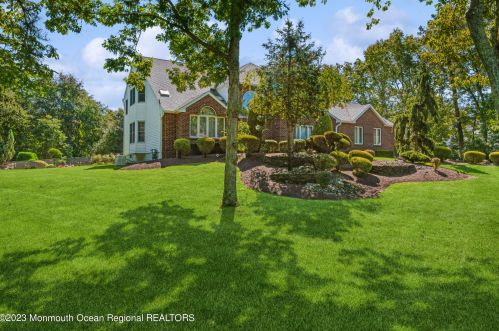 120 Tree Top Cir, East Freehold, NJ 07728-9226