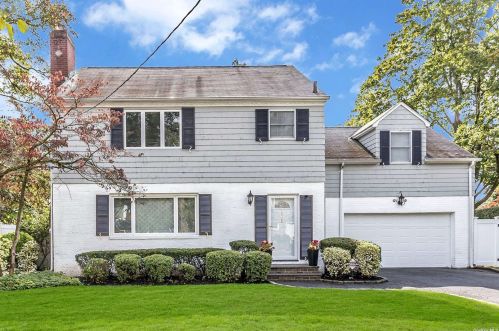 508 Rockland St, Westbury, NY 11590-3408