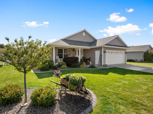 325 Woodridge Pl, Manitowoc, WI 54220-7171