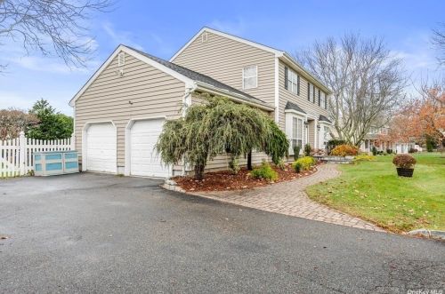 205 Baywood Dr, Baiting Hollow, NY 11933-9642