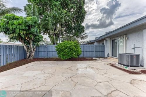 2327 37 Ave, Hollywood FL 33021-3626 exterior