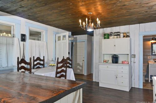 7 Dewey St, Putnam CT  06260-1352 exterior