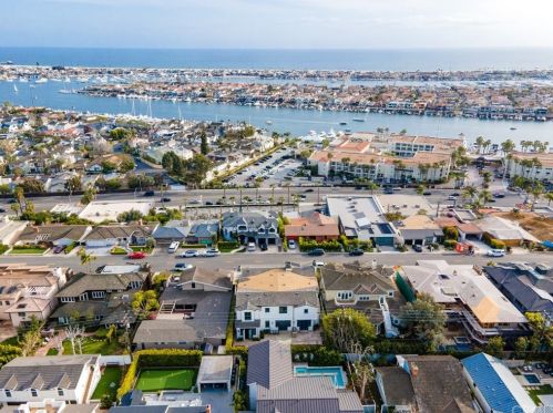 920 Kings Rd, Newport Beach CA  92663-5718 exterior