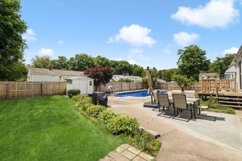 70 Massachusetts Ave, Cumberland RI  02864-5729 exterior