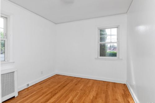 2 Oak Dr, New Hyde Park NY  11040-3315 exterior