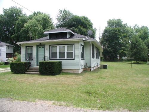 240 Edwin St, Hartville, OH 44632-9685