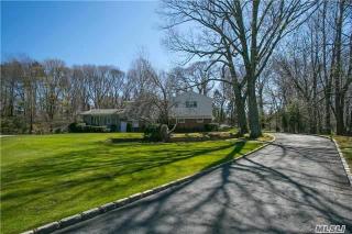 6 Livengood Ct, Woodbury NY  11797-3401 exterior