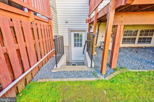211 Frazer Dr, Purcellville VA  20132-5807 exterior