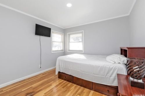 545 Queen St, Westbury NY  11590-1399 exterior