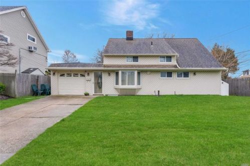 101 Lantern Rd, Hicksville, NY 11801-6255