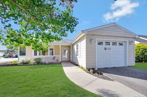 125 Wesleyan Ln, Panamoka, NY 11961-2005