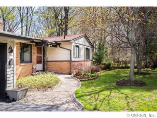 16 Club Dr, Rochester, NY 14609-5938