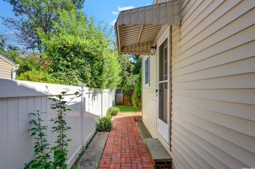 26 Mayflower Ave, Williston Park, NY 11596-1518