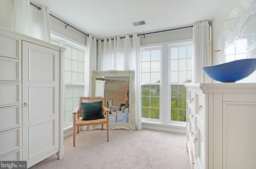 8231 Singleleaf Ln, Lorton VA  22079-5634 exterior