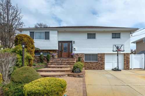 2631 Irene Ln, Seaford, NY 11783-3531