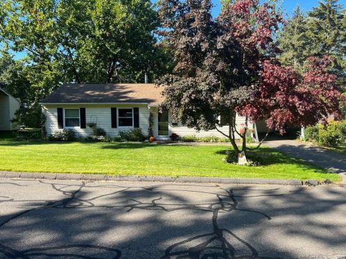 8 Faith Cir, Manchester, CT 06040-7021