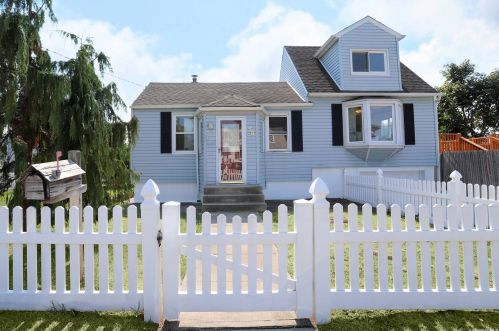 56 Farragut Ave, North Lindenhurst, NY 11757-5957