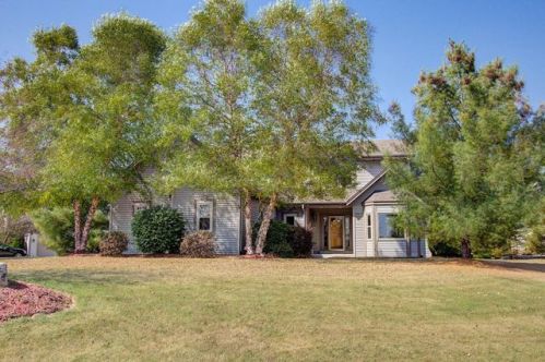 422 Sand Hill Ln, Dousman, WI 53118-8813