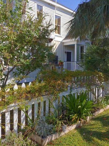 1227 Sealy St, Galveston, TX 77550-5049