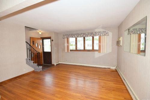 1429 13th St, Babylon, NY 11704-3223