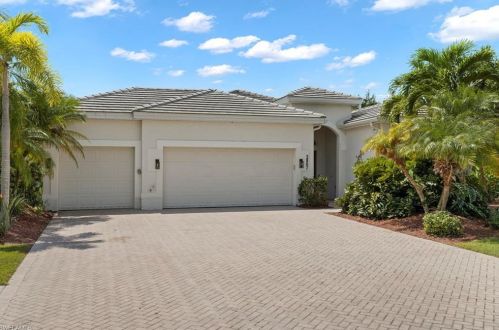 2867 Blossom Ct, Naples, FL 34120-7528