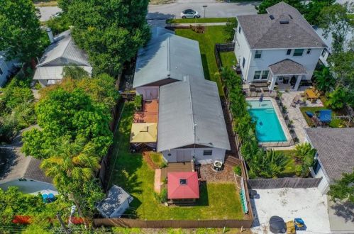 945 14th St, Saint Petersburg FL  33705-1242 exterior