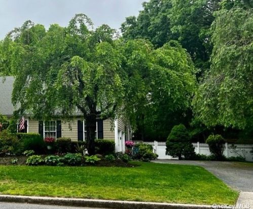 42 Jomar Rd, Shoreham, NY 11786-1936