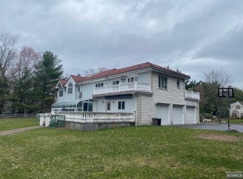 360 Scholar Ct, Franklin Lakes, NJ 07417-1000