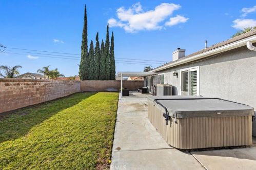 2869 Plaza Serena Dr, Rialto CA  92377-3437 exterior