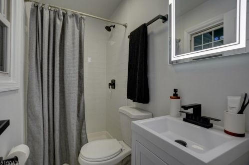 15 Normandy Cir, Hopatcong NJ  07843-1840 exterior