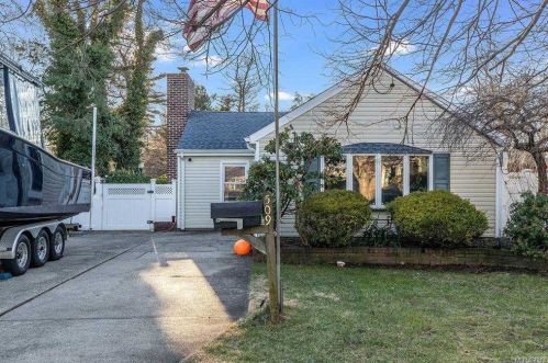 509 Beacon Ave, North Lindenhurst, NY 11757-5346