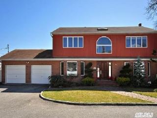1085 Lynn Pl, Woodsburgh, NY 11598-1323