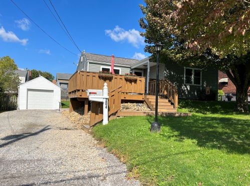 204 Nebraska Dr, New Kensington, PA 15068-3215