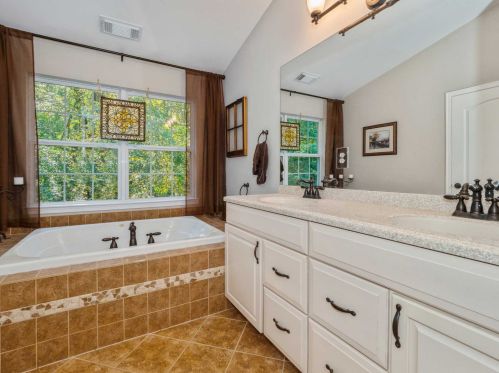 840 Huntington Dr, Fishkill NY  12524-4918 exterior